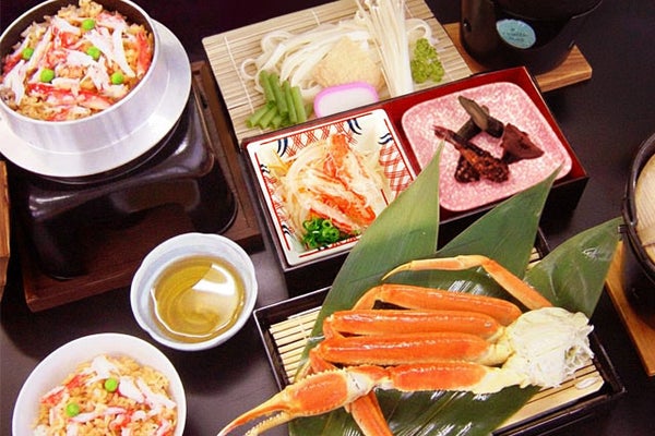 【新宿発】一足早く春体感!伊豆の隠れた桜の名所「かんなみの桜」&カニ尽くしの昼食で満腹!さらに人気の野菜詰め放題、めんたいパーク伊豆の工場見学、熱海で食べ歩きも満喫♪ 日帰りバスツアー3